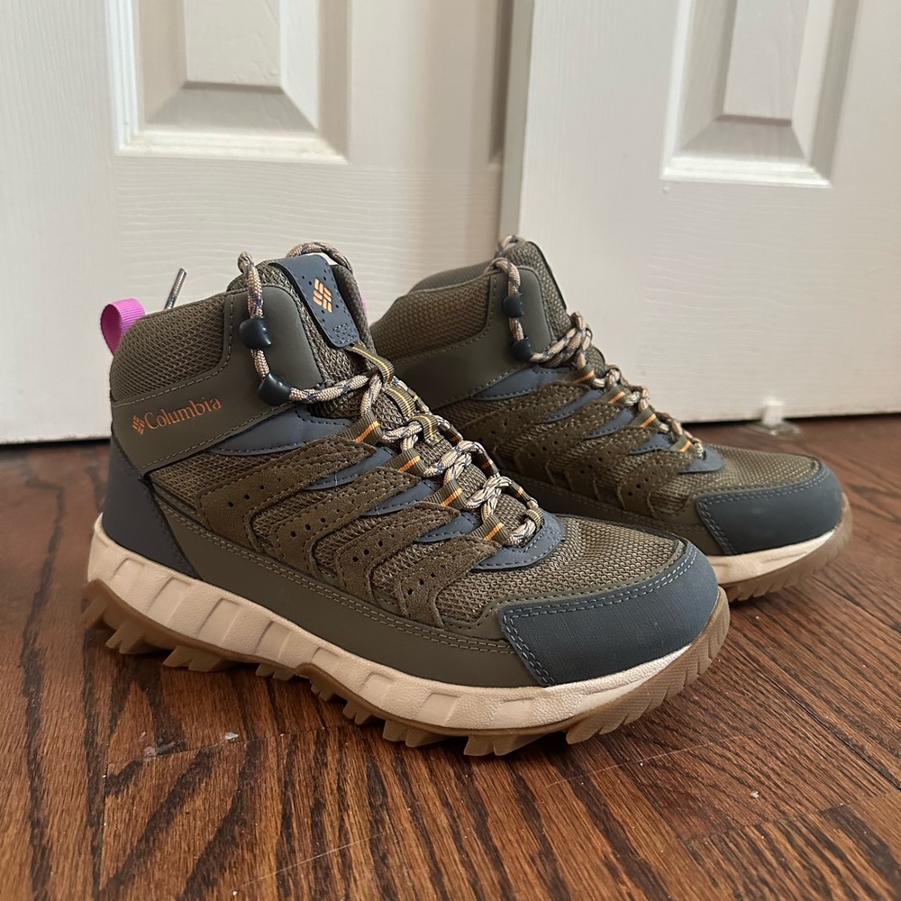 Columbia Olive and Tan Boots